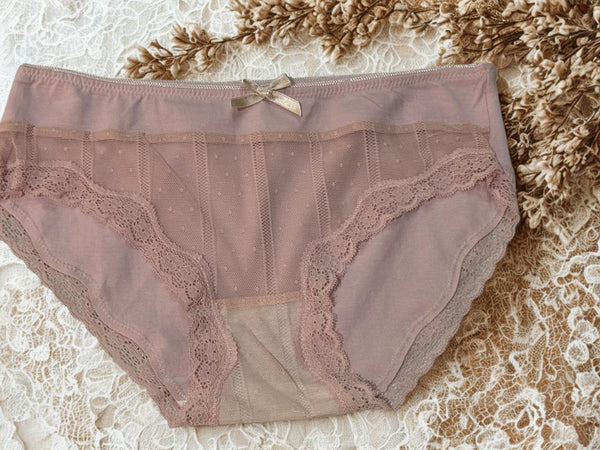 Fancy Lace & Cotton Seamless Panties – Breathable, Stretchable & Lightweight