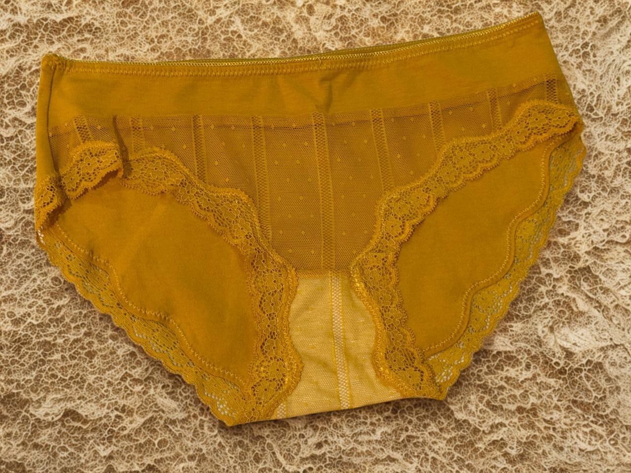 Fancy Lace & Cotton Seamless Panties – Breathable, Stretchable & Lightweight